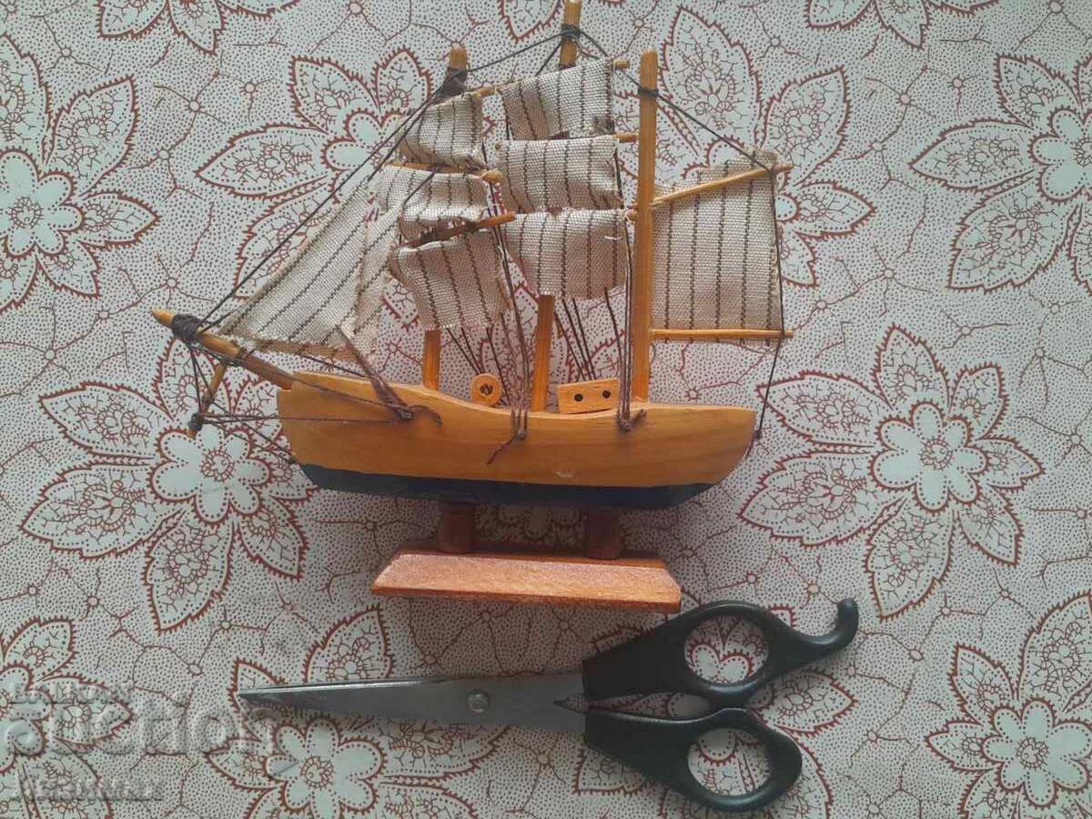 όμορφη ξύλινη βάρκα με τιμή 20.00 BGN | € 10.23