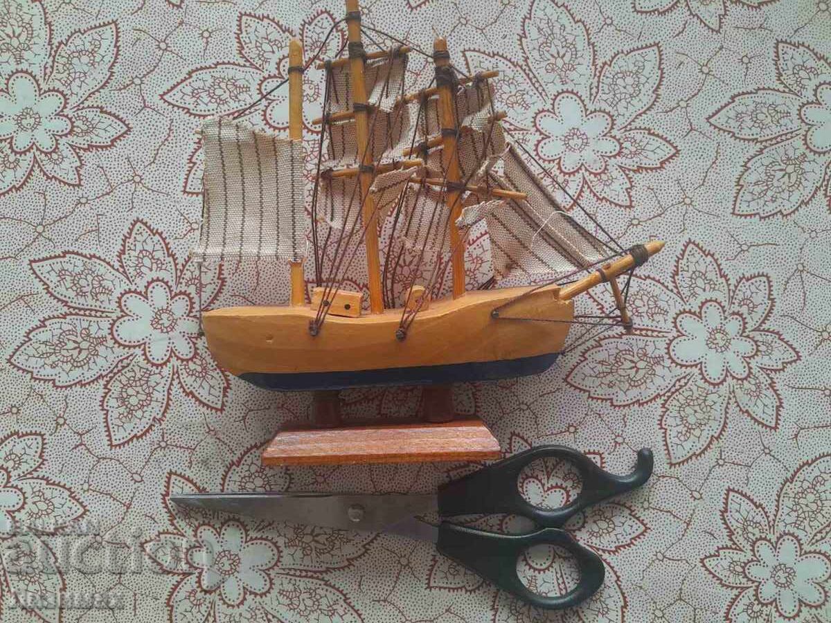 Παράδοση όμορφη ξύλινη βάρκα