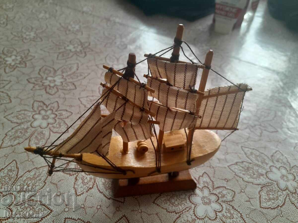 όμορφη ξύλινη βάρκα