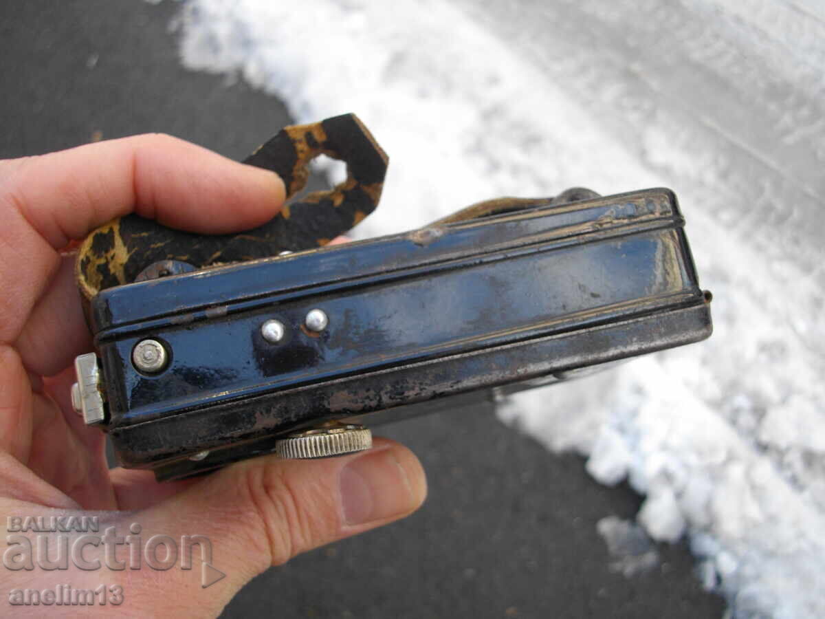 Delivery of COLLECTIBLE OLD MILITARY FLASHLIGHT