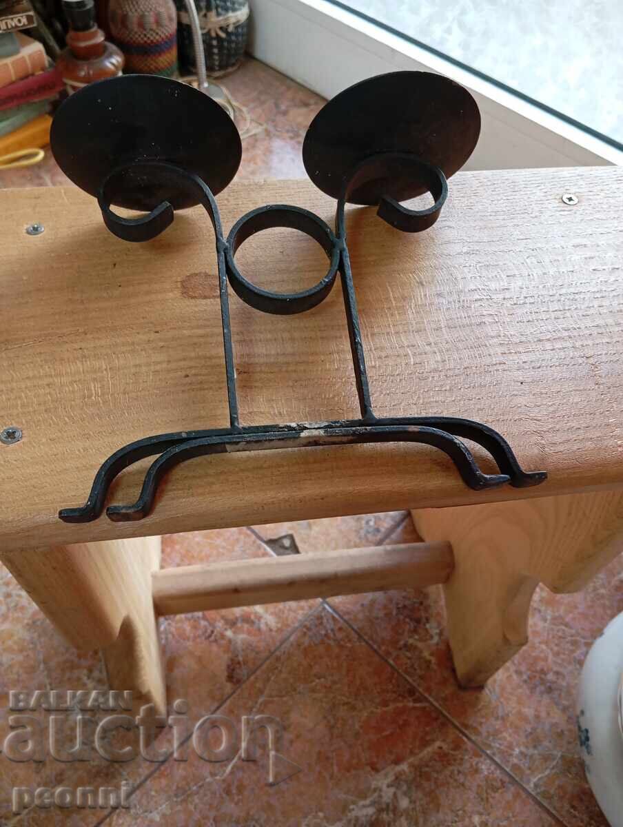 Доставка на Стар кован свещник Доставка на Стар кован свещник