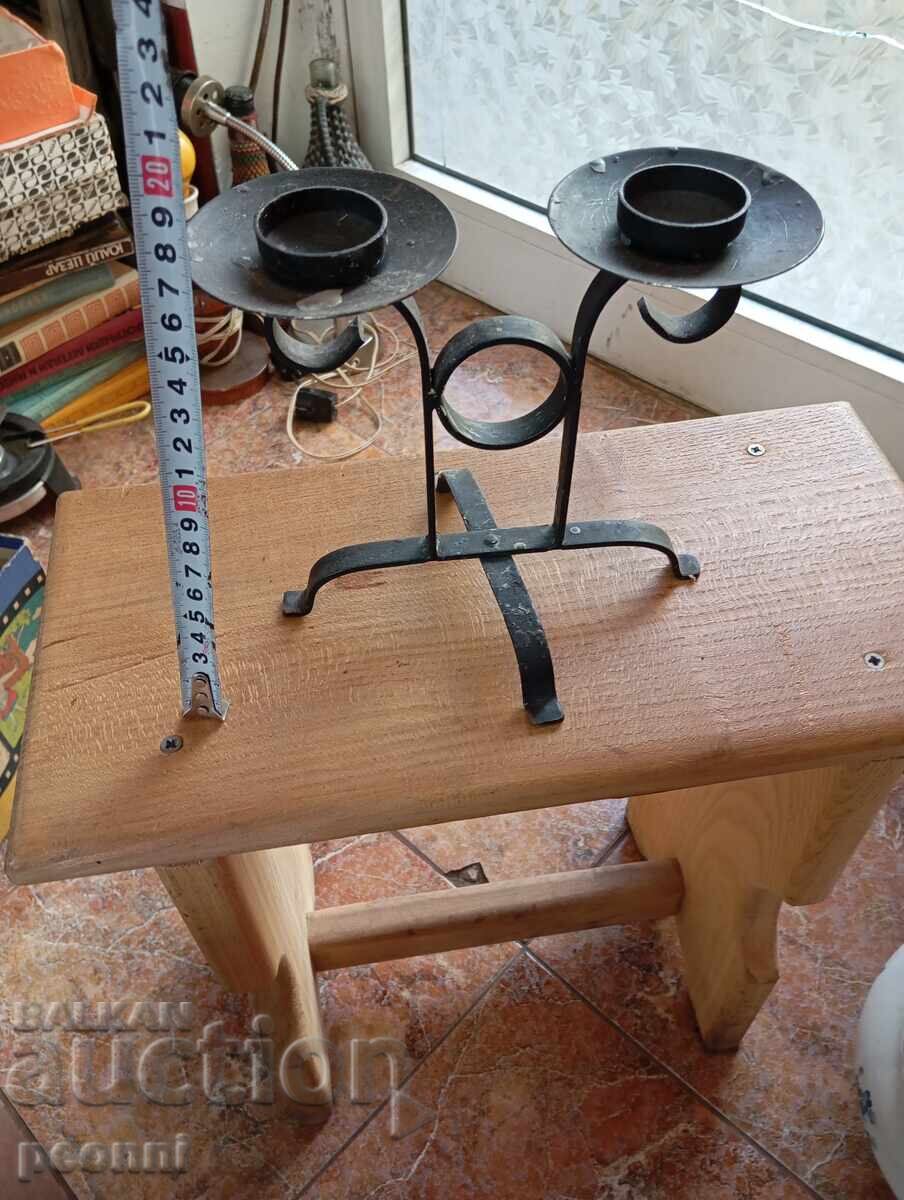 Стар кован свещник Стар кован свещник