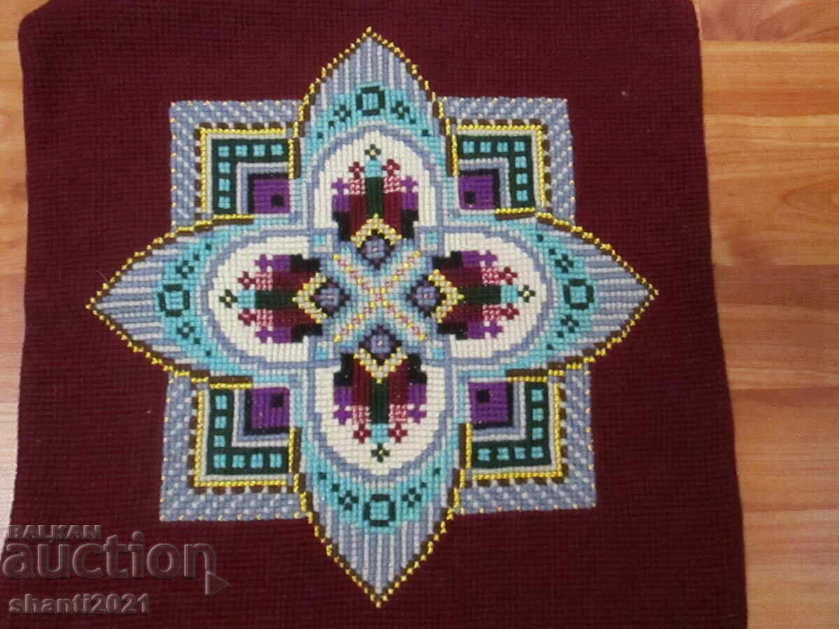 2 броя калъфки за възглавници, ръчна бродерия, 36х36см. с цена 65.00 лв. | € 33.23 2 броя калъфки за възглавници, ръчна бродерия, 36х36см. с цена 65.00 лв. | € 33.23