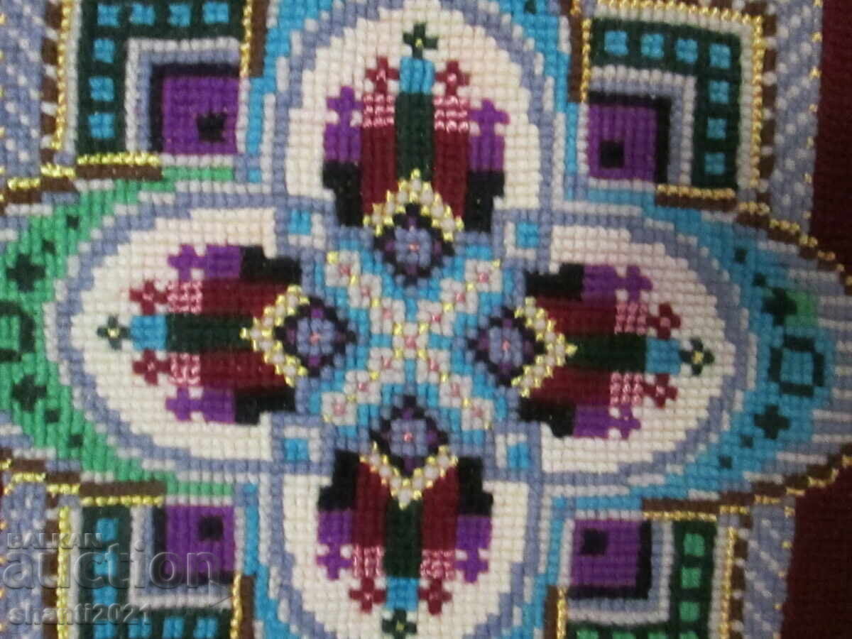 Доставка на 2 броя калъфки за възглавници, ръчна бродерия, 36х36см. Доставка на 2 броя калъфки за възглавници, ръчна бродерия, 36х36см.