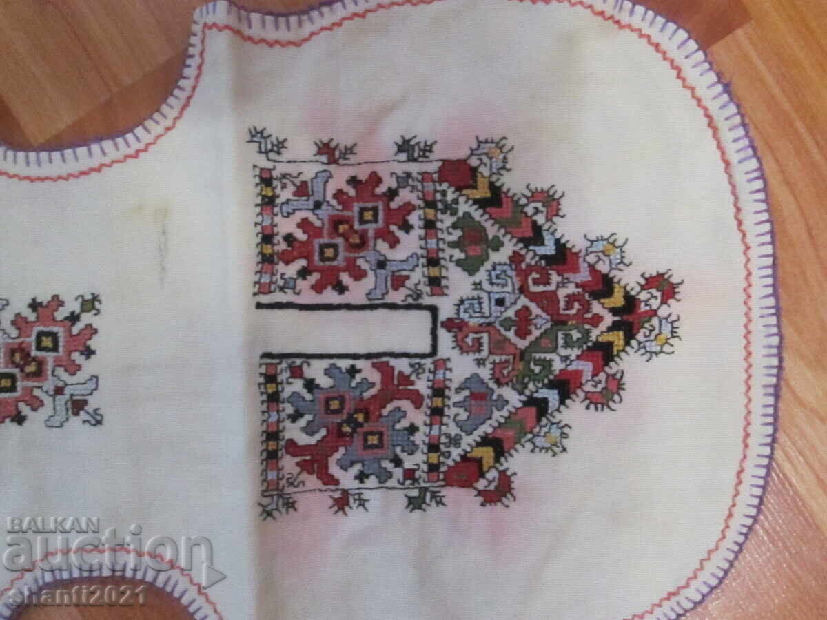 Delivery of 19th century hand embroidery, plaid, tablecloth, violin, folk motifs
