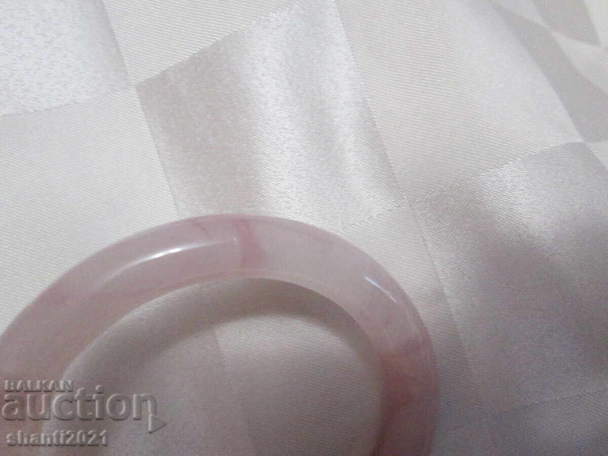 Auction Bracelet made of solid rose quartz, semi-precious stone, 8.5x6.5cm. Auction Bracelet made of solid rose quartz, semi-precious stone, 8.5x6.5cm.