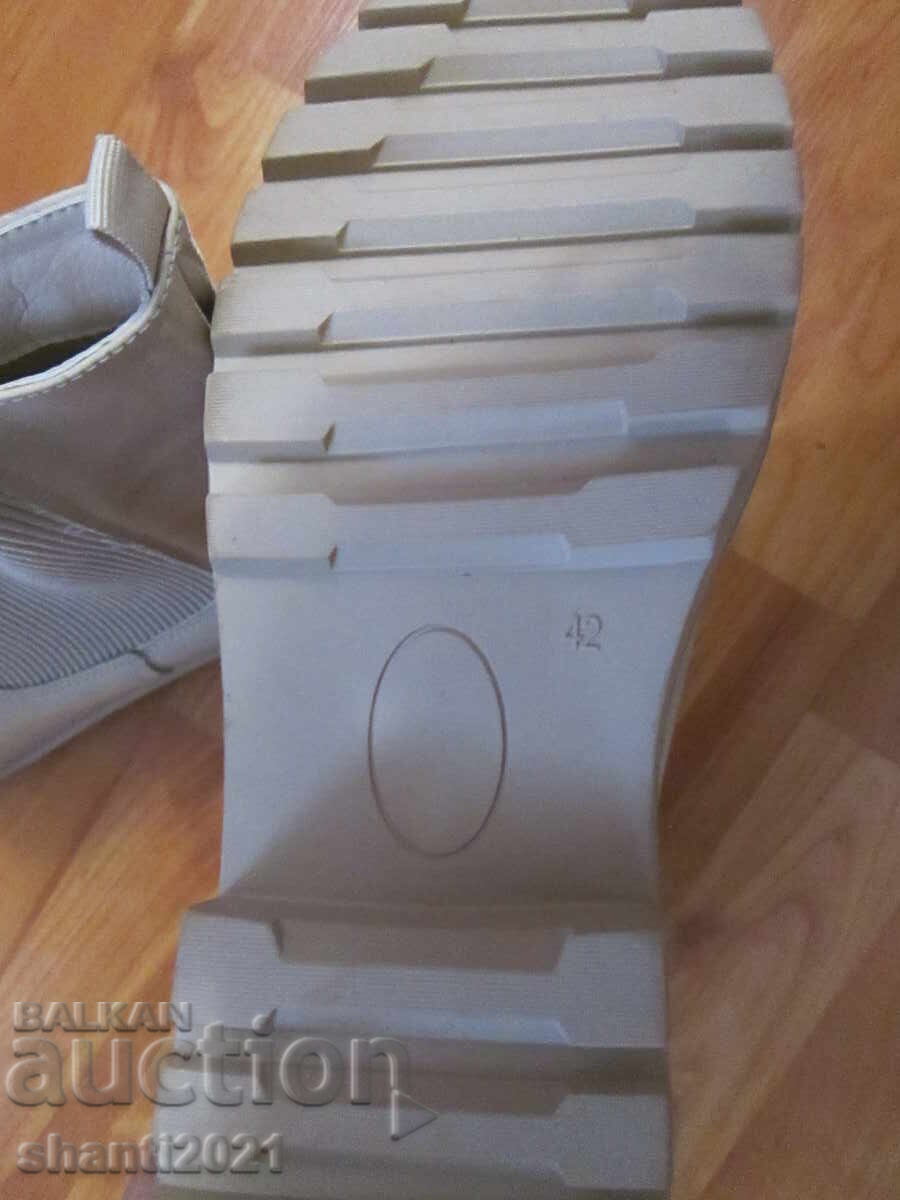 Delivery of New women's boots KIABI, size 42, beige, eco leather Delivery of New women's boots KIABI, size 42, beige, eco leather