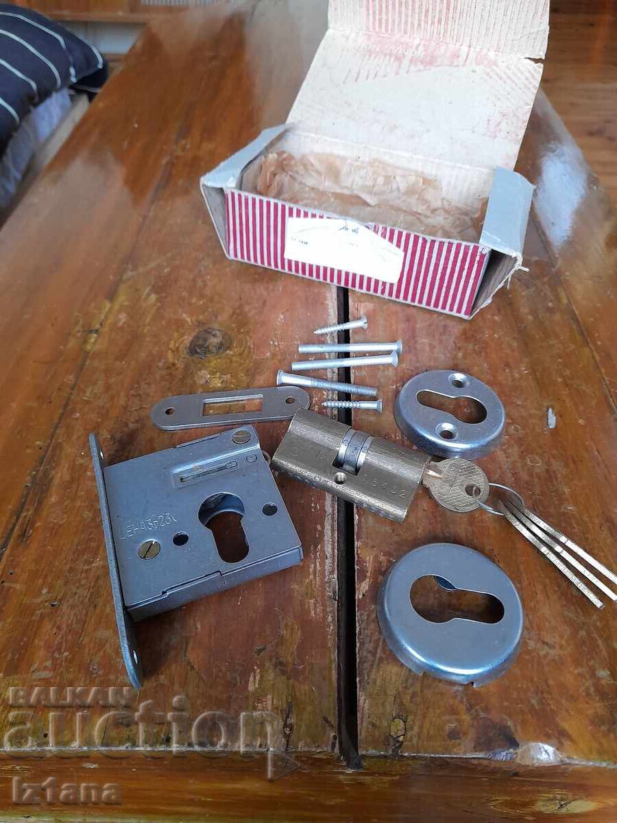 Old lock with price 65.00 BGN | € 33.23 Old lock with price 65.00 BGN | € 33.23