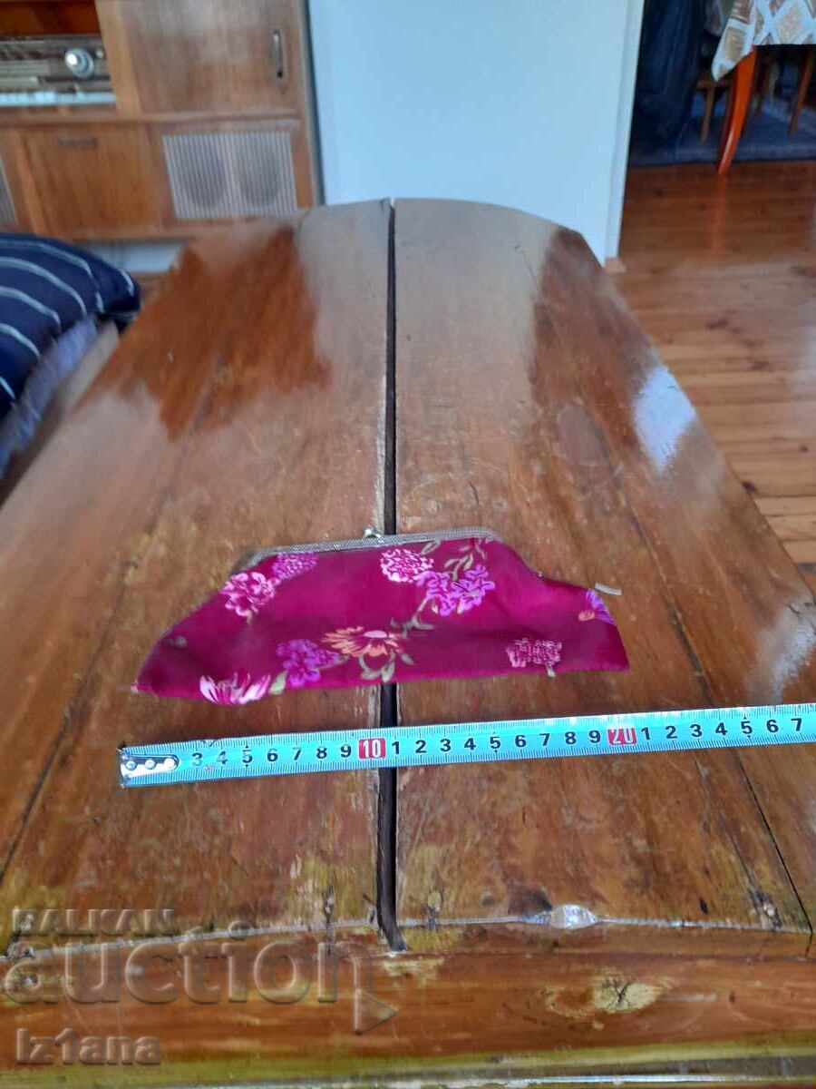 Πορτοφόλι της ηλικιωμένης κυρίας με τιμή 27.00 BGN | € 13.80 Πορτοφόλι της ηλικιωμένης κυρίας με τιμή 27.00 BGN | € 13.80