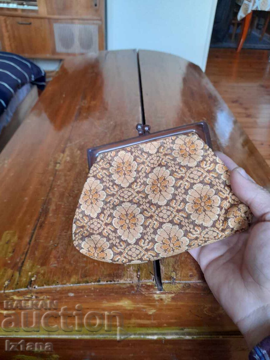 Delivery of Old lady's purse Delivery of Old lady's purse