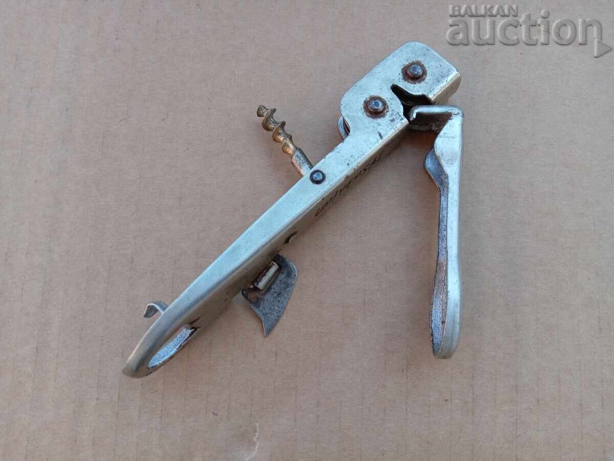 Δημοπρασία παρτίδα δύο ρετρό UNIVERSAL ανοιχτήρια μπουκαλιών Δημοπρασία παρτίδα δύο ρετρό UNIVERSAL ανοιχτήρια μπουκαλιών