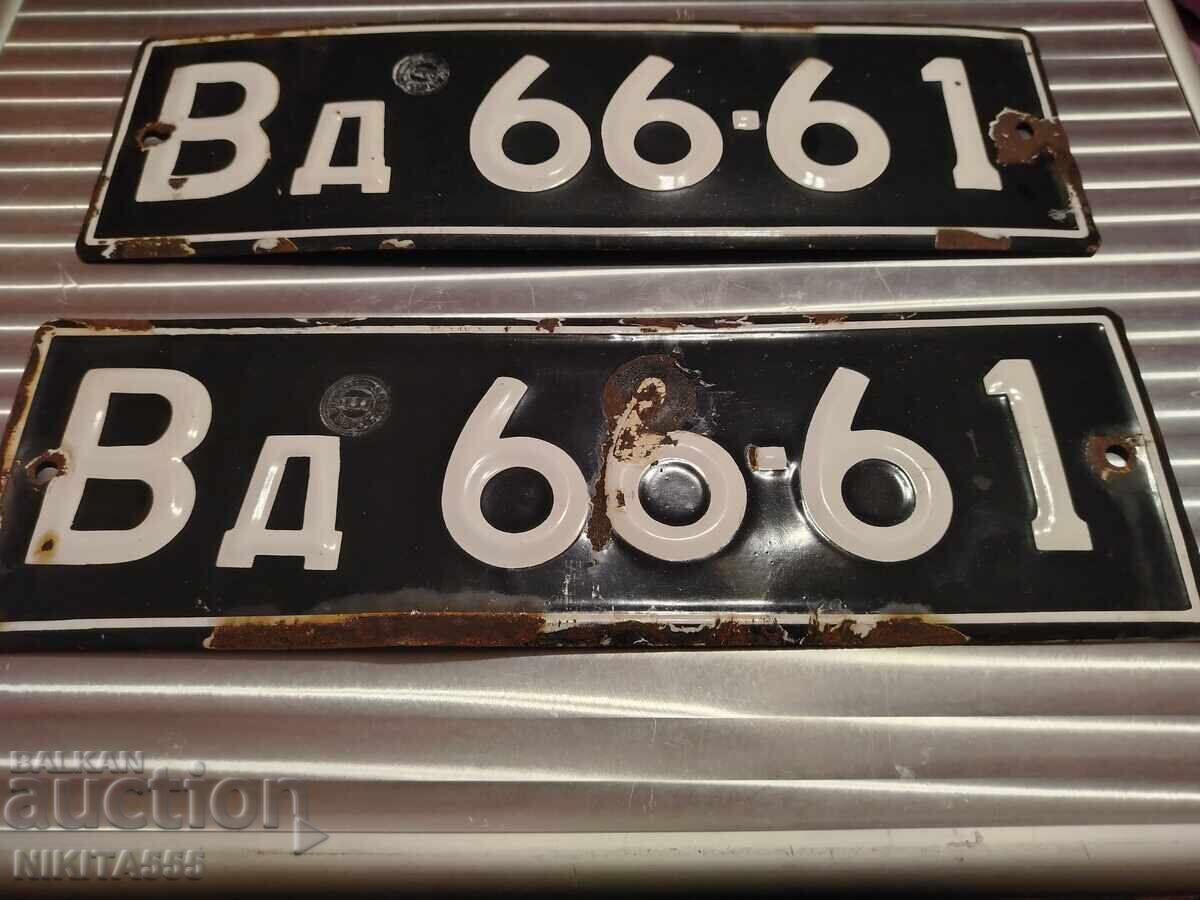 Delivery of Old enamel license plates Delivery of Old enamel license plates