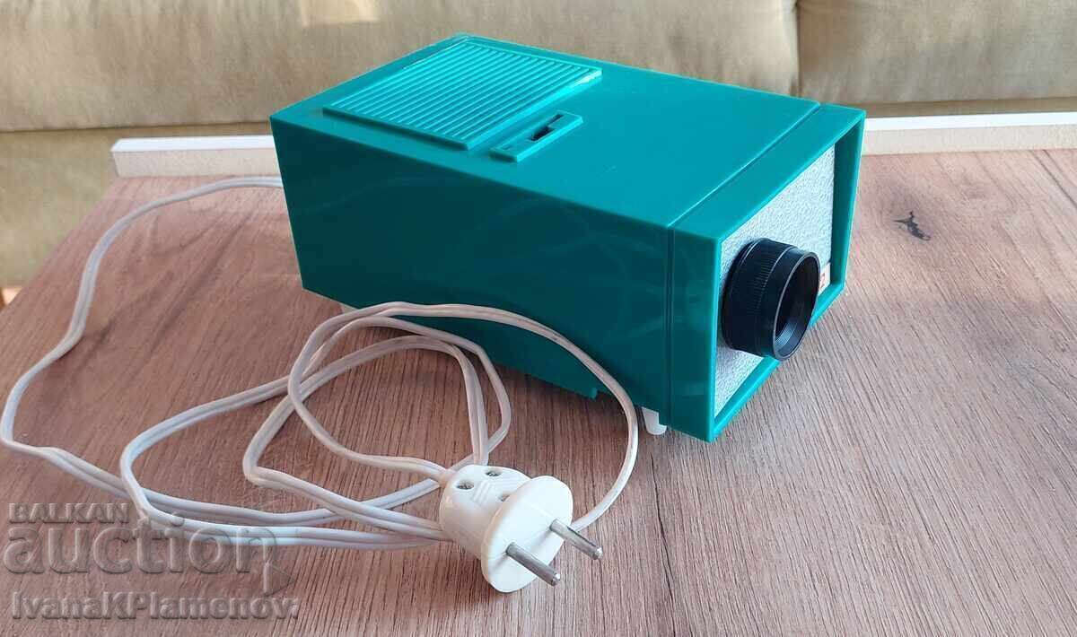 A projector from Soca works with a box for connoisseurs