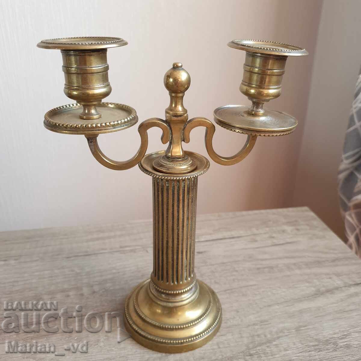 Δημοπρασία Σετ με δύο μπρούτζινα κηροπήγια Δημοπρασία Σετ με δύο μπρούτζινα κηροπήγια