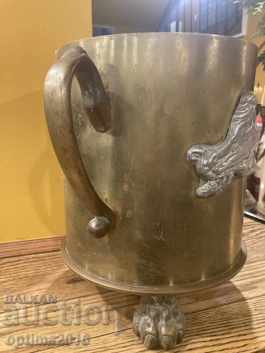 Auction  Massive vase made of a shell