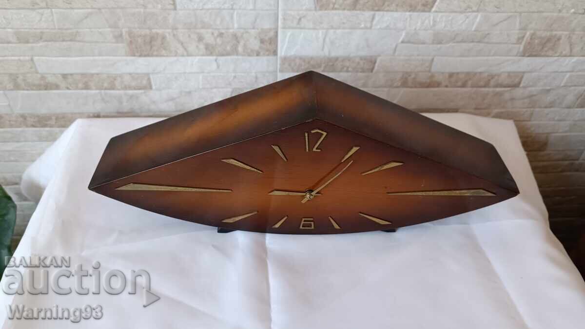 Παλιό επιτραπέζιο ρολόι - άνοιξη - 1970. με τιμή € 32.00 | 62.59 BGN