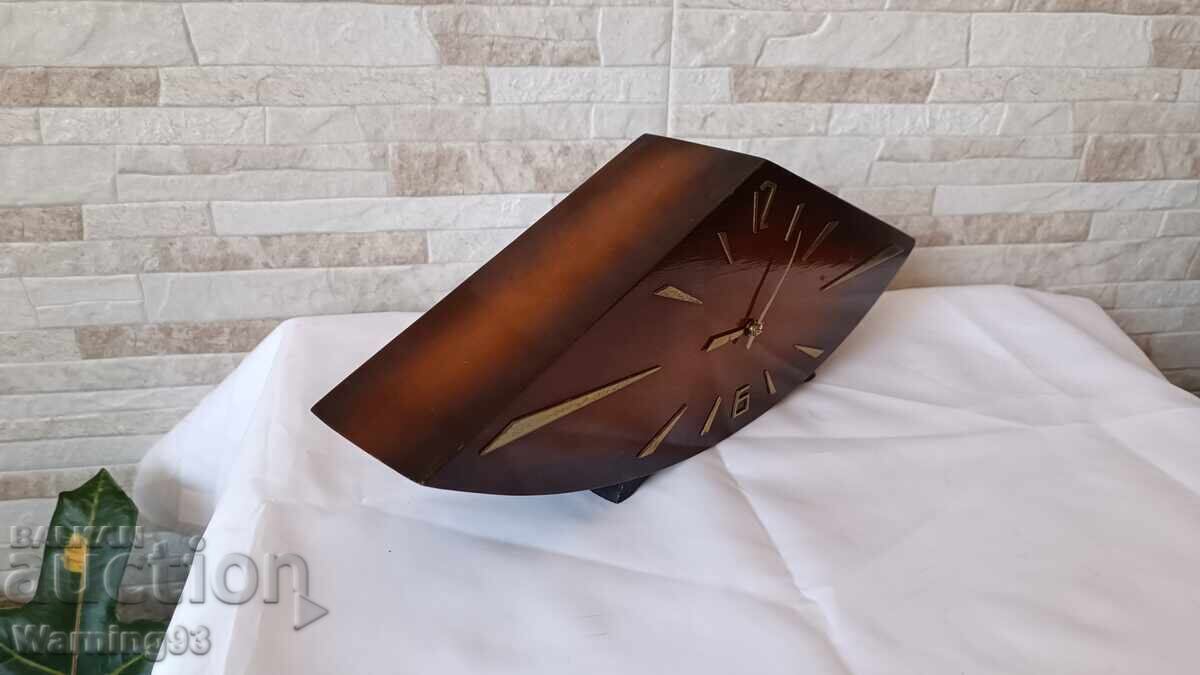 Παράδοση Παλιό επιτραπέζιο ρολόι - άνοιξη - 1970.