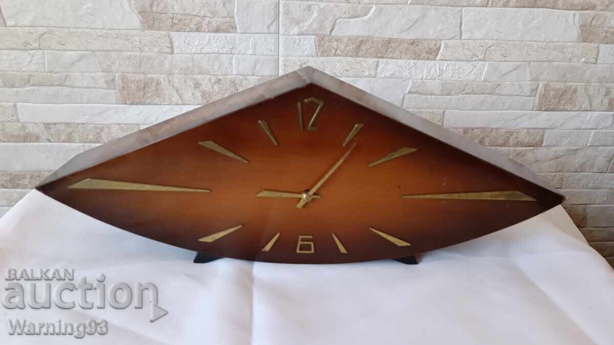 Παλιό επιτραπέζιο ρολόι - άνοιξη - 1970.