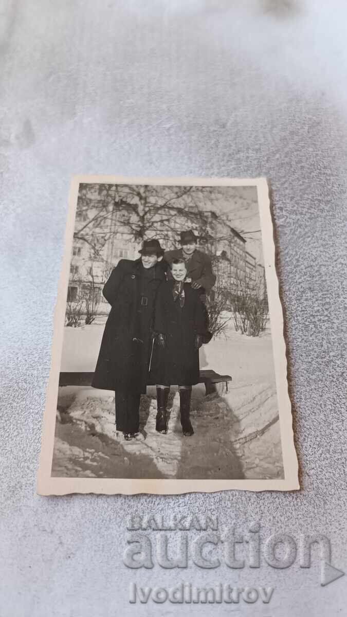 Fotografie Sofia Doi bărbați și o femeie într-o grădină iarna Fotografie Sofia Doi bărbați și o femeie într-o grădină iarna