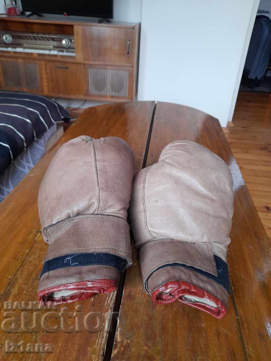 Mănuși vechi de box cu preț 140.00 BGN | € 71.58