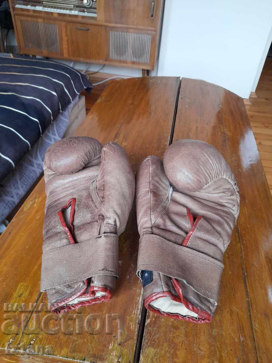 Licitație Mănuși vechi de box