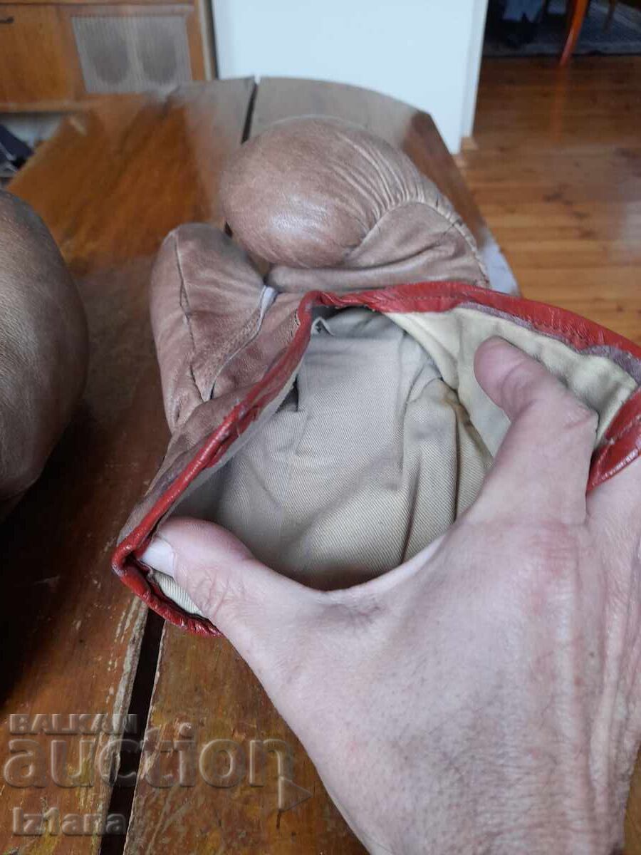 Livrarea Mănuși vechi de box