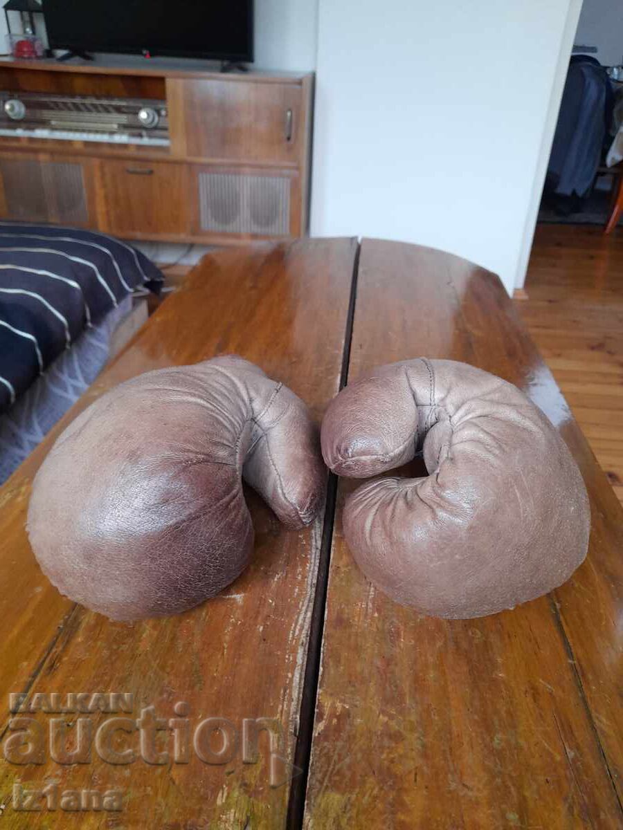 Mănuși vechi de box