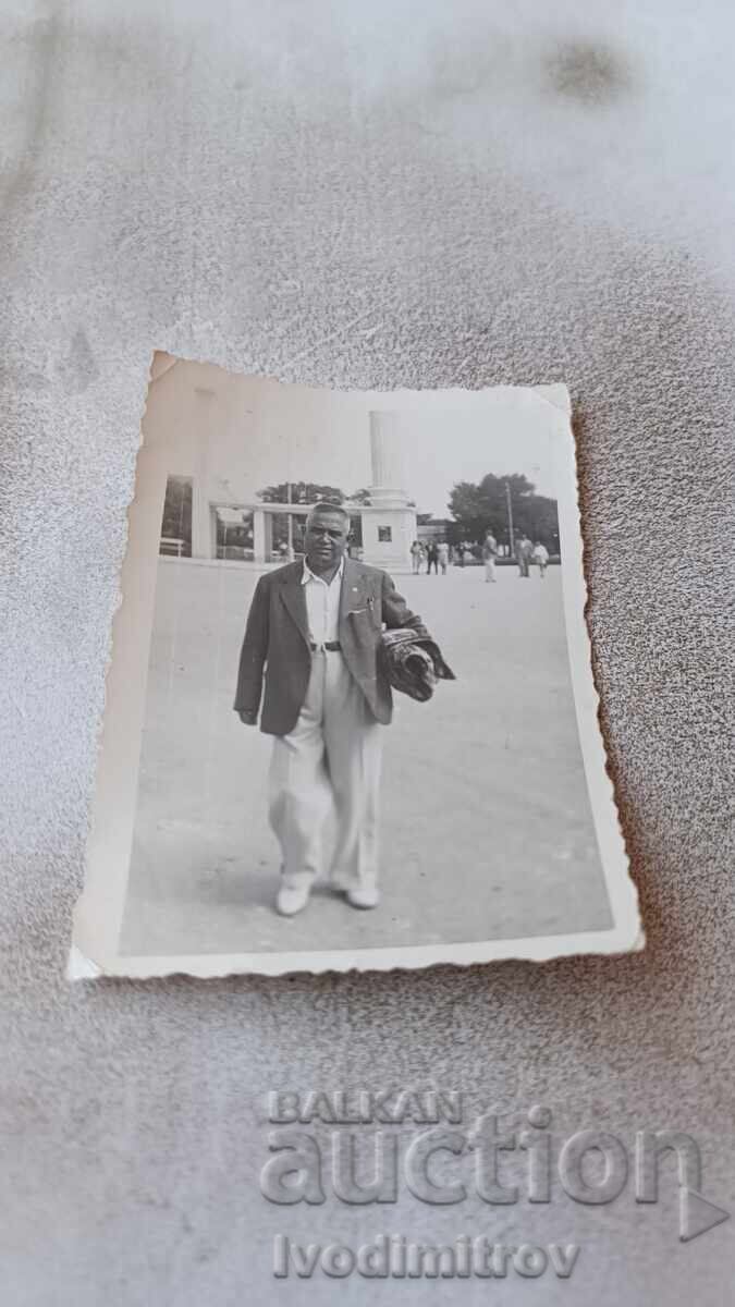 Photo Varna Man at the entrance to the Sea Garden