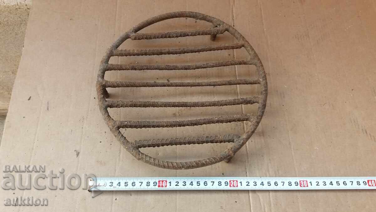 OLD SOLID METAL FIREPLACE STAND with price 9.99 BGN | € 5.11 OLD SOLID METAL FIREPLACE STAND with price 9.99 BGN | € 5.11