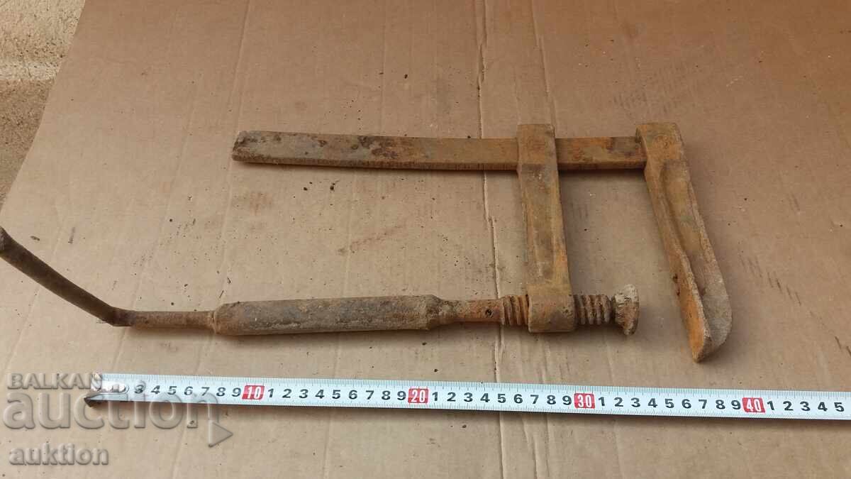 Auction OLD CARPENTER'S VISE WITH MARKING Auction OLD CARPENTER'S VISE WITH MARKING