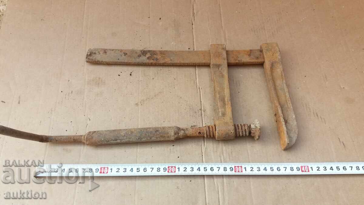 Delivery of OLD CARPENTER'S VISE WITH MARKING Delivery of OLD CARPENTER'S VISE WITH MARKING