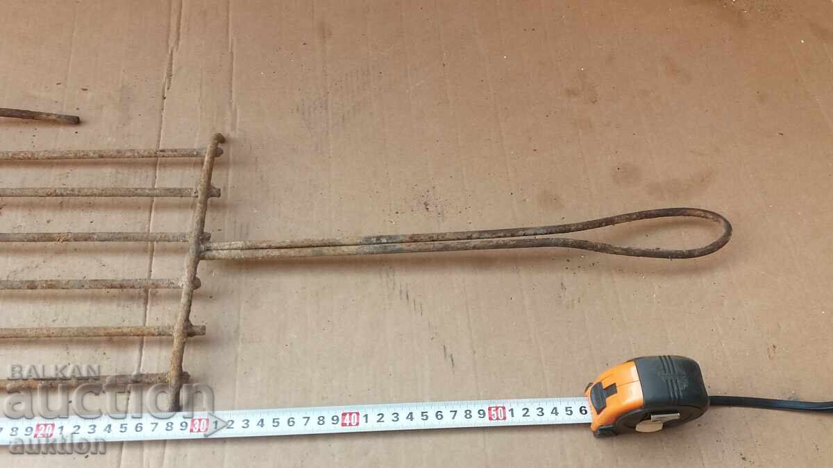 Auction OLD METAL MOVABLE GRILL Auction OLD METAL MOVABLE GRILL