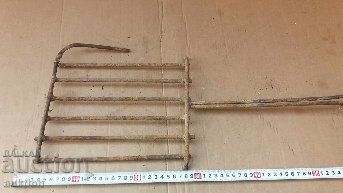 Delivery of OLD METAL MOVABLE GRILL Delivery of OLD METAL MOVABLE GRILL