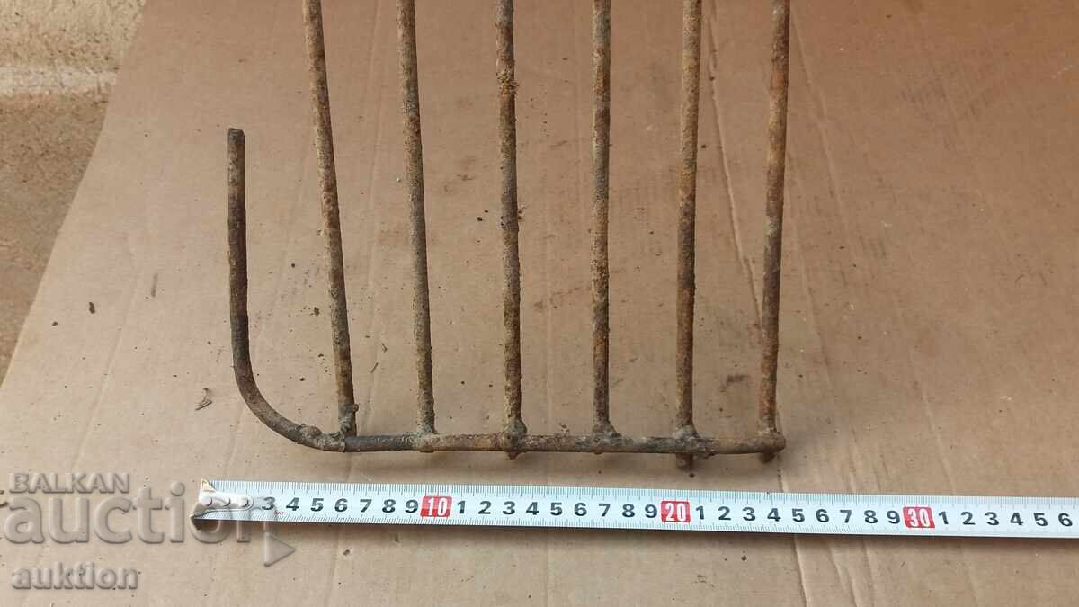 OLD METAL MOVABLE GRILL - 7 OLD METAL MOVABLE GRILL - 7