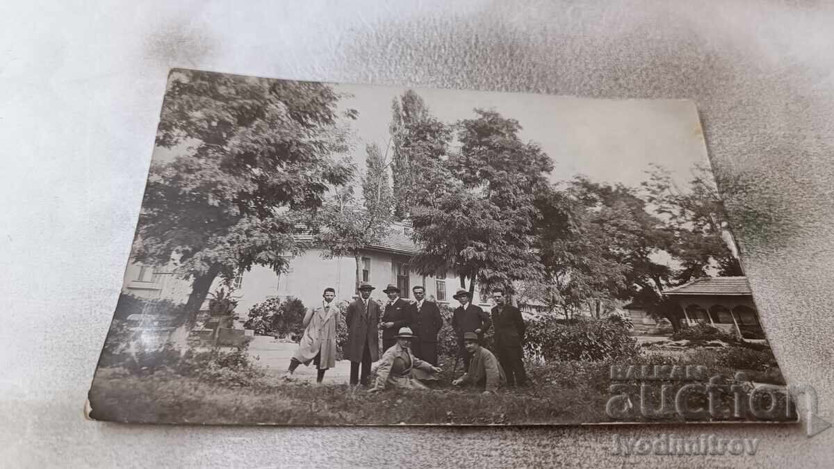 Φωτογραφία Άνδρες στο πάρκο Φωτογραφία Άνδρες στο πάρκο