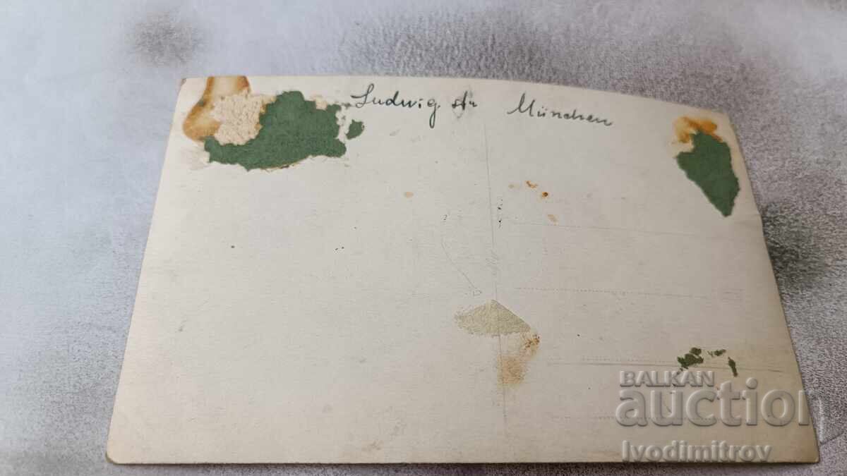 Photo Munchen Women on a walk in winter with price 1.85 BGN | € 0.95 Photo Munchen Women on a walk in winter with price 1.85 BGN | € 0.95