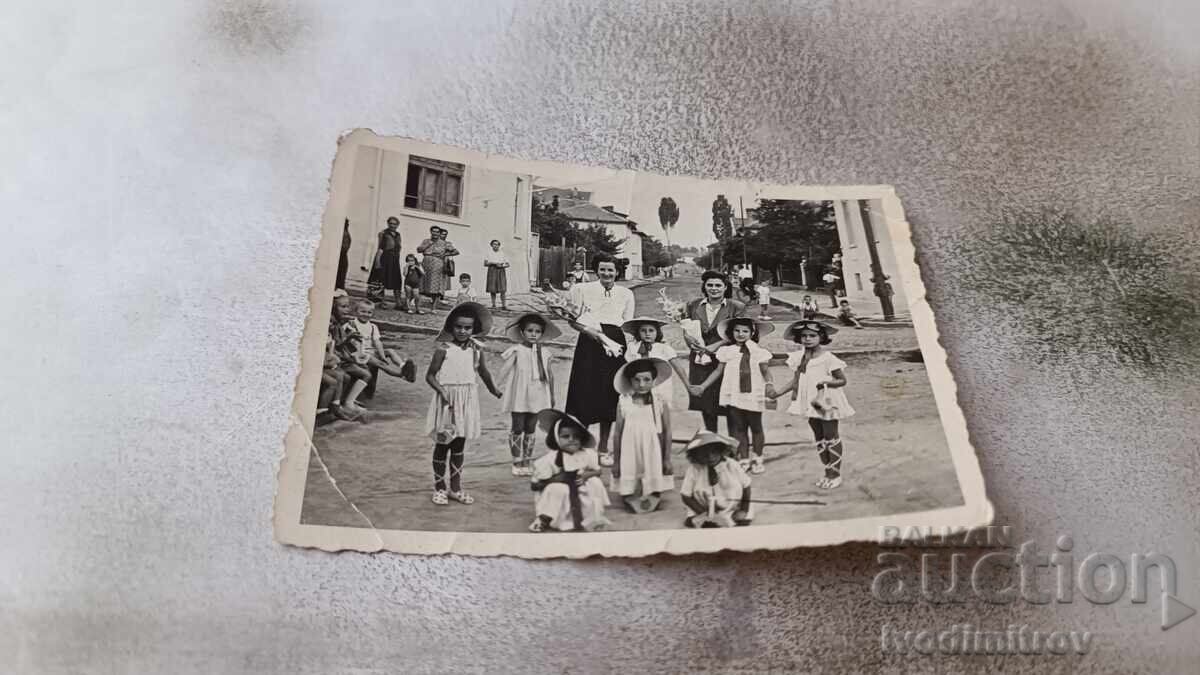 Photo Girls with two of their teachers on the street Photo Girls with two of their teachers on the street