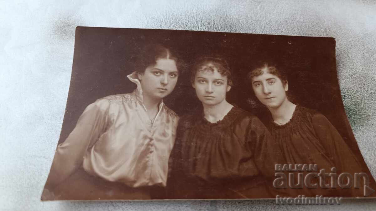 Photo Sofia Three young girls 1927 Photo Sofia Three young girls 1927