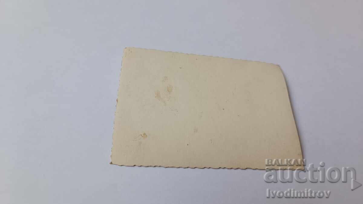 Φωτογραφία ενός μικρού κοριτσιού που κρατά ένα πορτρέτο ενός άνδρα με τιμή 1.15 BGN | € 0.59 Φωτογραφία ενός μικρού κοριτσιού που κρατά ένα πορτρέτο ενός άνδρα με τιμή 1.15 BGN | € 0.59