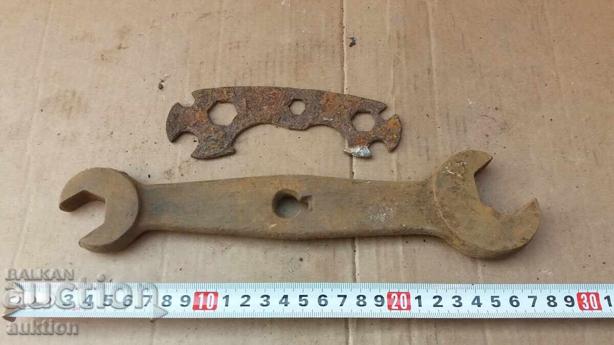 MASSIVE MILITARY KEYS MASSIVE MILITARY KEYS