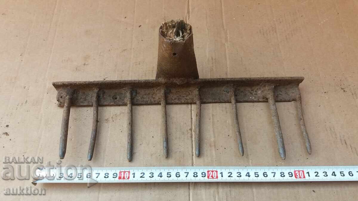 OLD MASSIVE RAKE - 6 OLD MASSIVE RAKE - 6