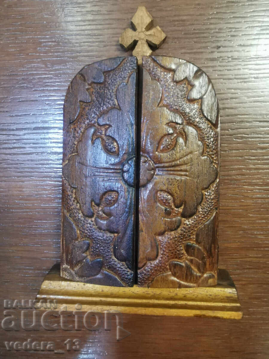 Delivery of hand-carved old triptych