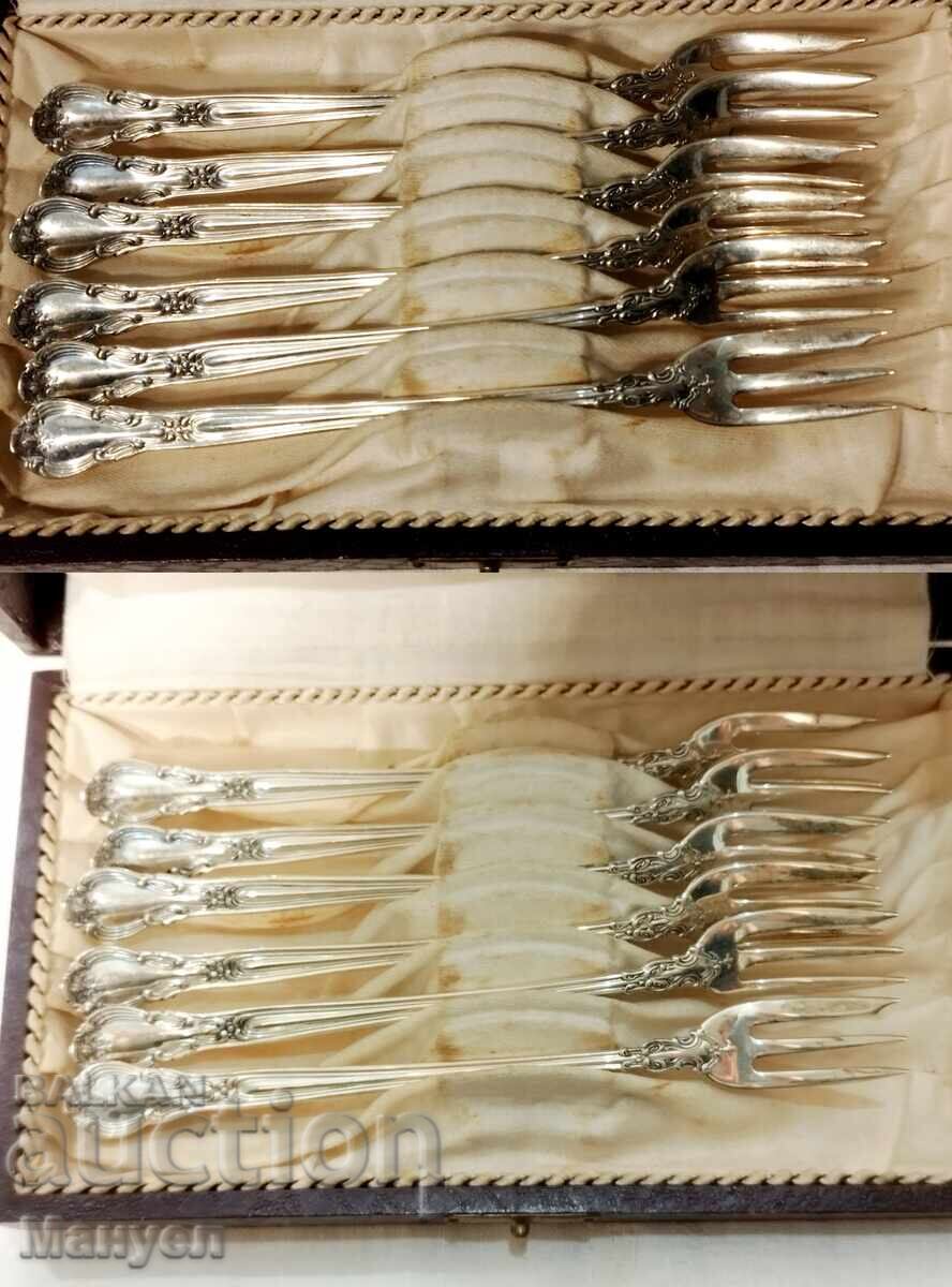 I am selling a set of old silver oyster cutlery. with price 350.00 BGN | € 178.95 I am selling a set of old silver oyster cutlery. with price 350.00 BGN | € 178.95