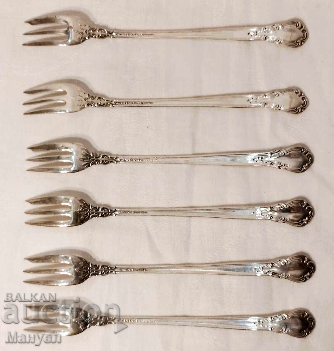 Auction I am selling a set of old silver oyster cutlery. Auction I am selling a set of old silver oyster cutlery.