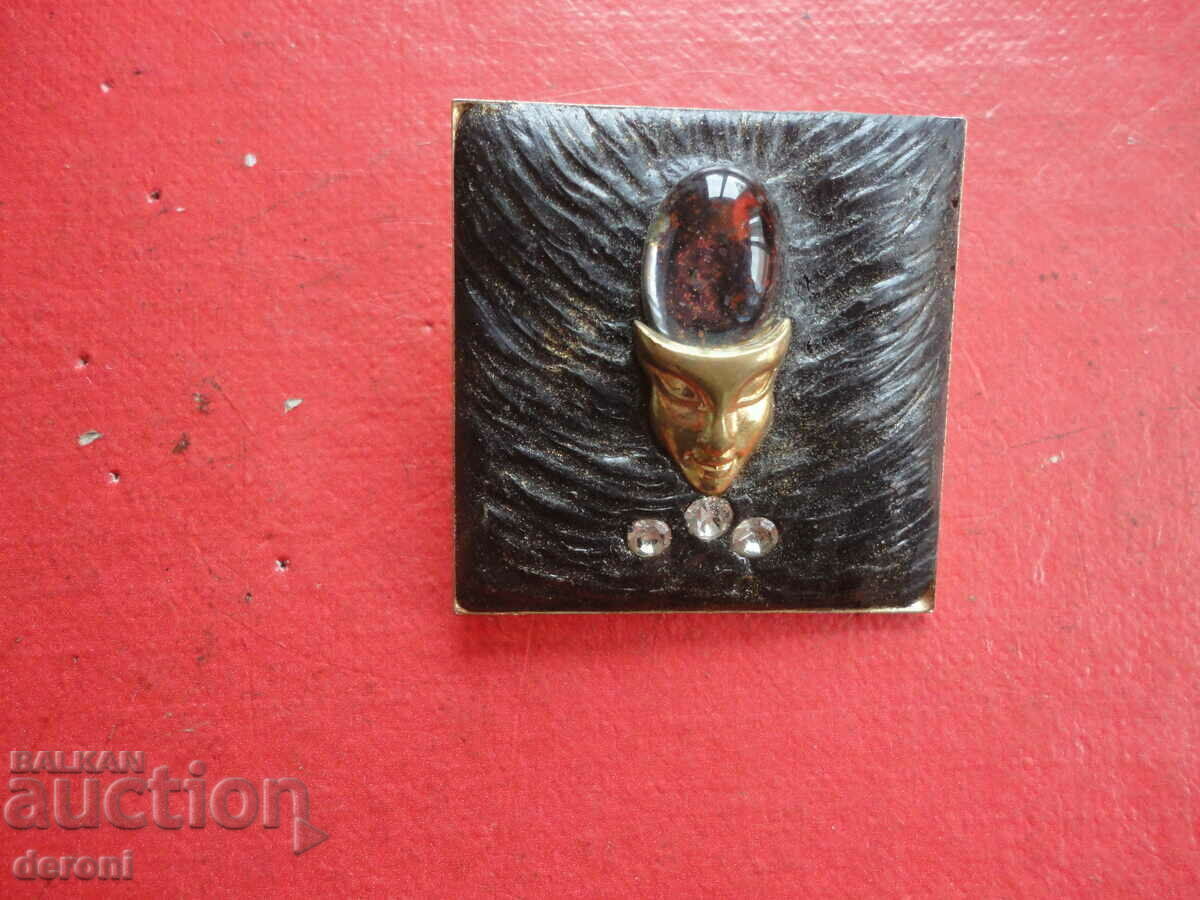 Μια υπέροχη καρφίτσα τέχνης με πέτρες με τιμή 10.00 BGN | € 5.11 Μια υπέροχη καρφίτσα τέχνης με πέτρες με τιμή 10.00 BGN | € 5.11