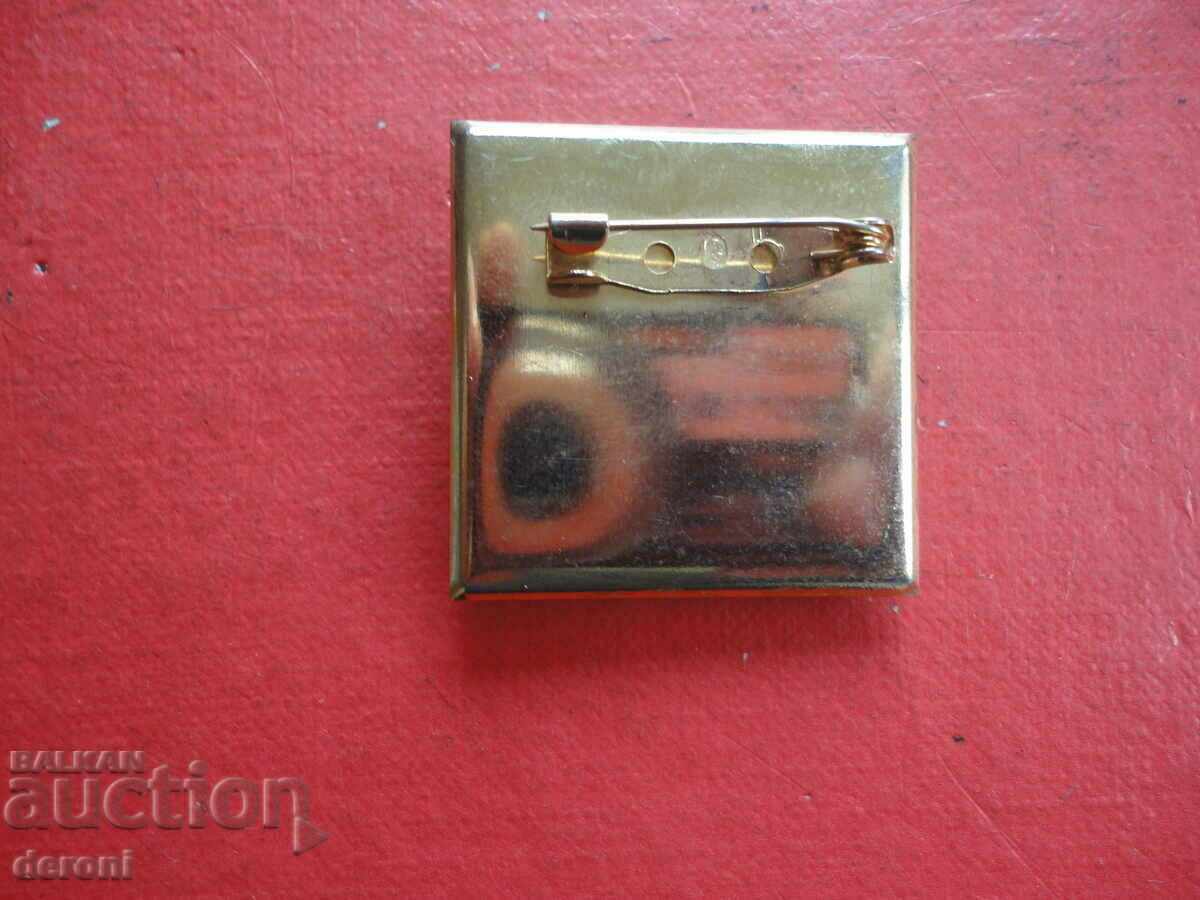 Παράδοση Μια υπέροχη καρφίτσα τέχνης με πέτρες Παράδοση Μια υπέροχη καρφίτσα τέχνης με πέτρες