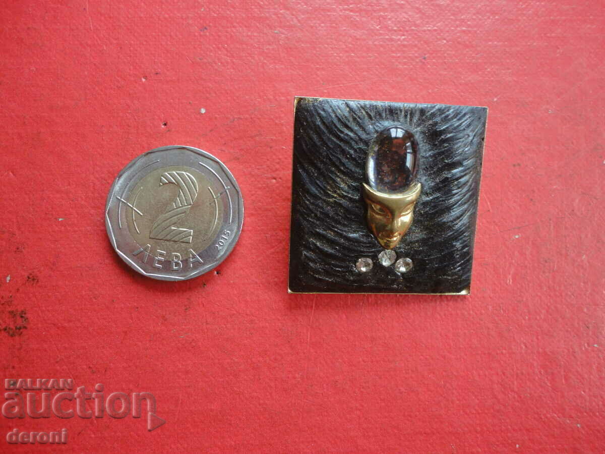 Μια υπέροχη καρφίτσα τέχνης με πέτρες Μια υπέροχη καρφίτσα τέχνης με πέτρες