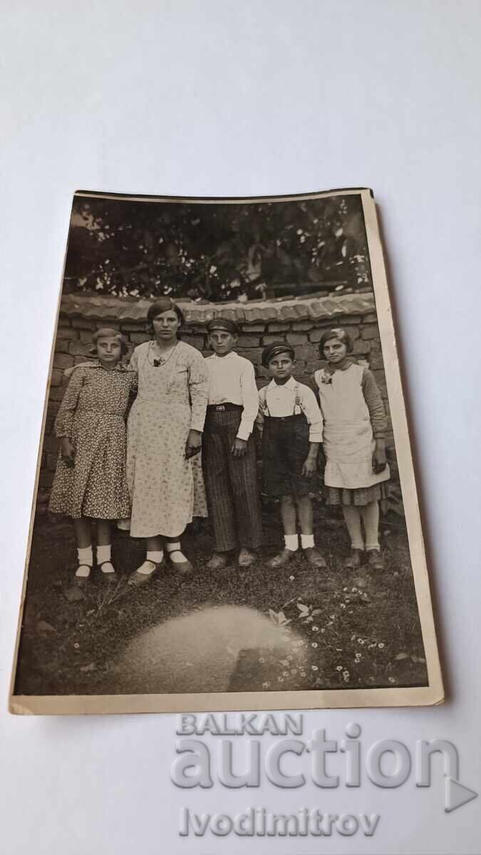 Φωτογραφία Γυναίκα αγόρια και κορίτσια Φωτογραφία Γυναίκα αγόρια και κορίτσια