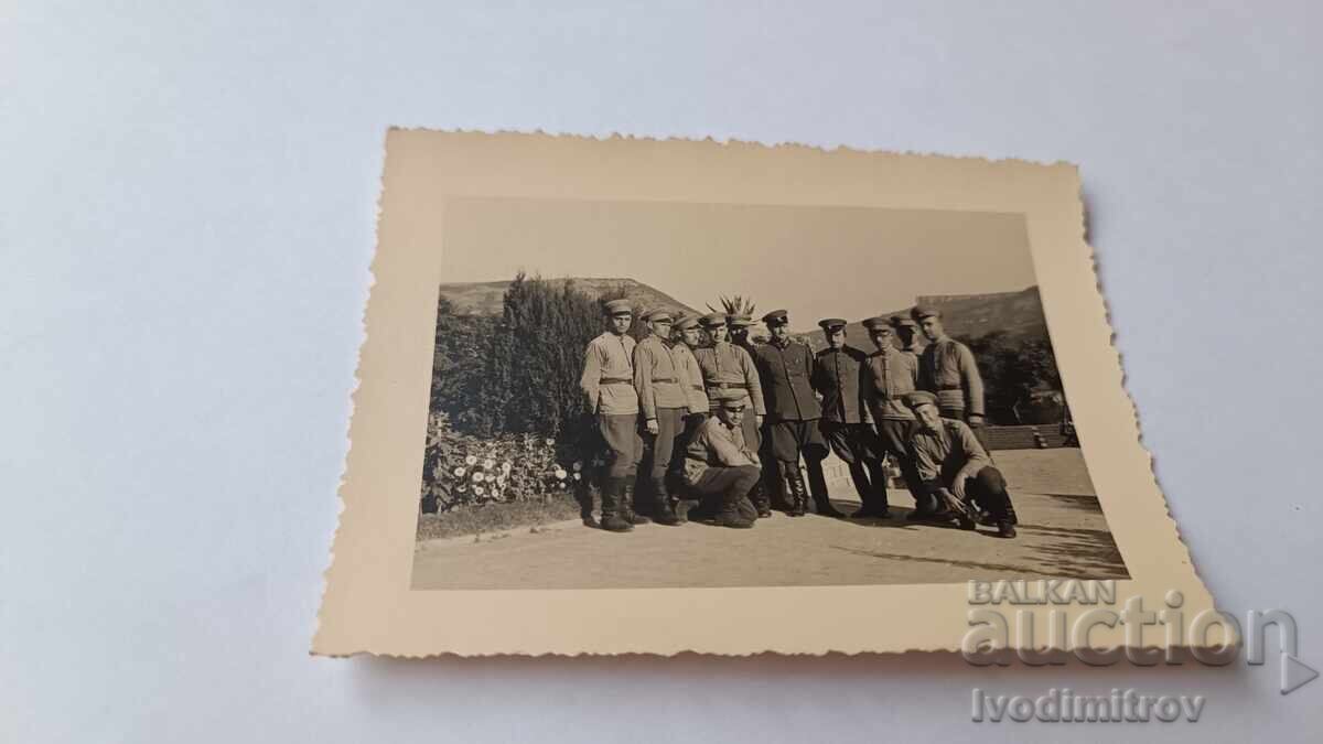 Photo Officers and soldiers on the road Photo Officers and soldiers on the road