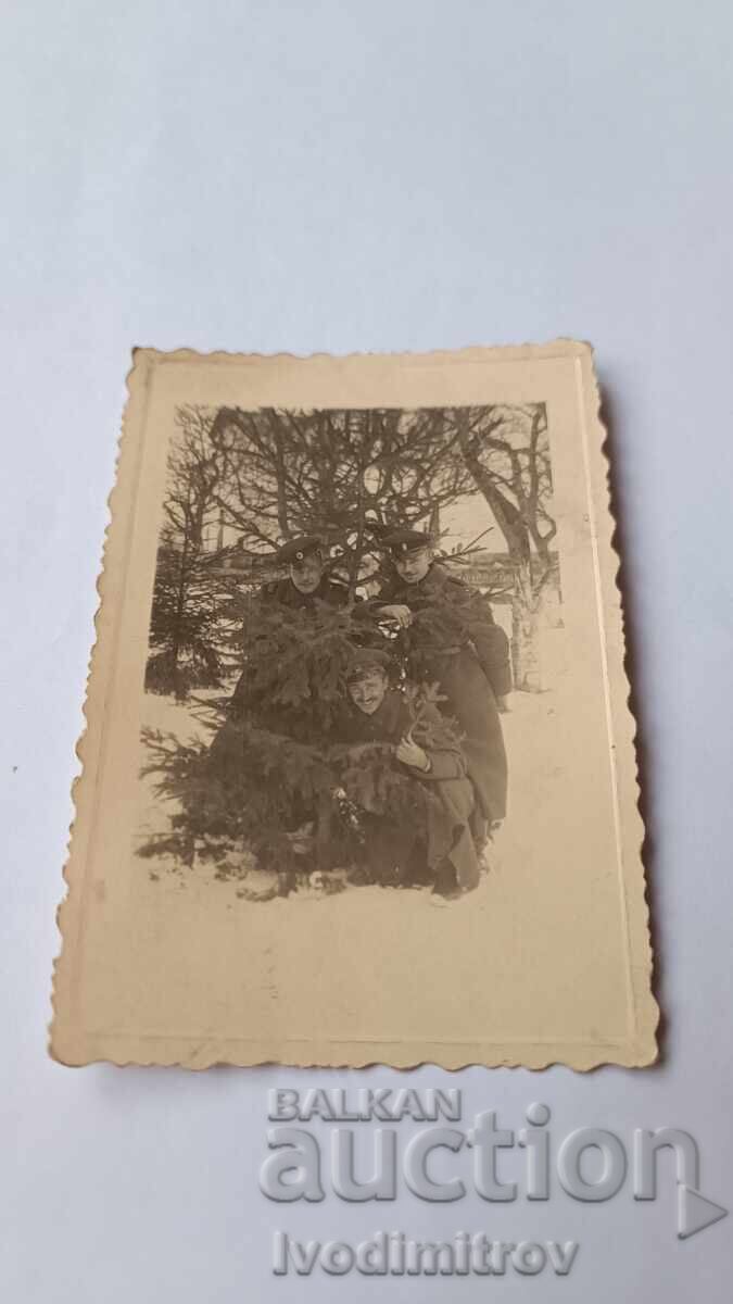 Foto Trei ofițeri iarna Foto Trei ofițeri iarna